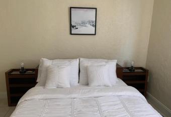 Cozy Private Room, near the Airport - Free parking - 01 allows 18 year olds to book a room