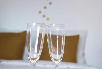 Reims : Escapade Dor  e allows 18 year olds to book a room