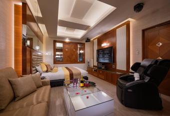 HOTEL Dior7          has rooms with a private hot tub