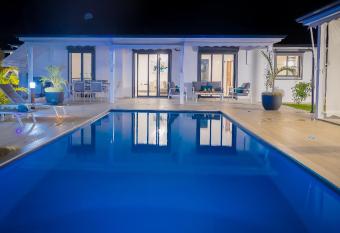 Ti Eden Villas a Saint-Francois allows 18 year olds to book a room