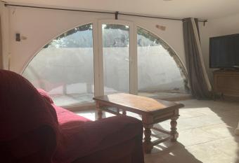 T2 40m2 + jardin    10min    pied des plages has Balcony rooms