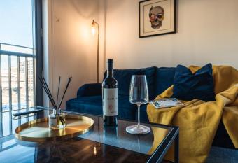 City View - A Stunning 2 Bed Apartment has Balcony rooms