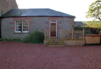 Auchendennan Farm Self Catering Cottages has Balcony rooms