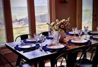 Erie Shores Lakehouse! - Near the Golf Course has rooms with a private hot tub