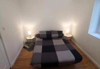 les loges de jeanne allows 18 year olds to book a room