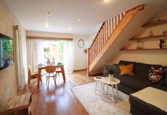 Cheerful Two-Bedroom Residential Home allows 18 year olds to book a room