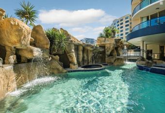 Mooloolaba Beachfront: Superior Resort Apartment has rooms with a private hot tub