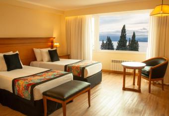 Huinid Bustillo Hotel & Spa has rooms with a private hot tub