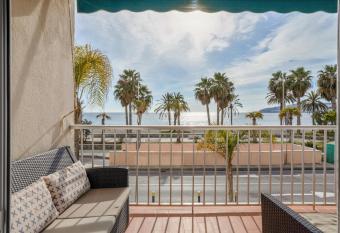 Los Claveles has Balcony rooms