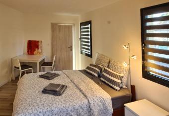 Cosy Studio dans le site historique de P  zenas has Balcony rooms