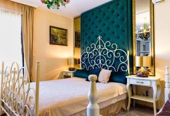 CASA ARTA allows 18 year olds to book a room