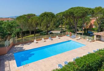 Appartement St Raphael neuf - R  sidence priv  e avec Piscine & Tennis has Balcony rooms