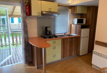 Le clos de Banes has Balcony rooms