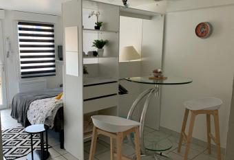 le studio de Florent allows 18 year olds to book a room