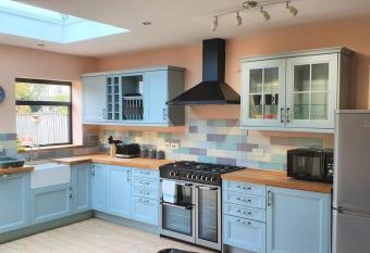 5 Bed, 2 Bath Home + Terrace, Garden & Parking has Balcony rooms