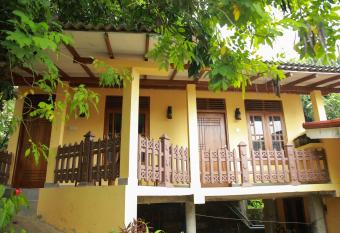 Guruge guest house has Balcony rooms