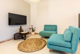 2 bedrooms appartement at Grand Baie 200 m away from the beach with terrace and wifi has Balcony rooms