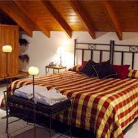 Casa Del Bosque Aparts has rooms with a private hot tub