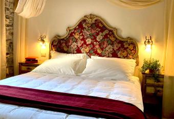 La Corte del Governo 565 allows 18 year olds to book a room