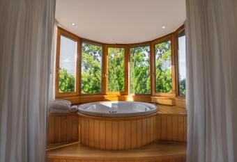 Design Suites Bariloche allows 18 year olds to book a room