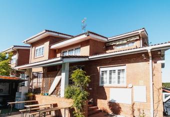 Salinas Surfhouse allows 18 year olds to book a room
