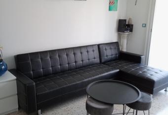 Six Fours les Plages T2 has Balcony rooms