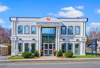 Willowdale Hotel Toronto North York allows 18 year olds to book a room