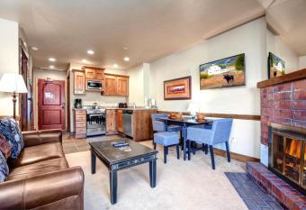 K B M Resorts- CBI-101 Upgraded 1Bd, wood fireplace, full kitchen, wifi, walk to slopes has Balcony rooms