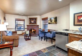 K B M Resorts- CBI-104 Upgraded 1Bd, wood fireplace, full kitchen, wifi, walk to slopes has Balcony rooms