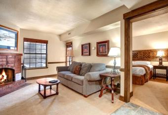 K B M Resorts- CBI-202 Upgraded 1Bd, wood fireplace, full kitchen, wifi, walk to slopes has Balcony rooms