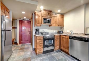 K B M Resorts- CBI-205 Upgraded 1Bd, wood fireplace, full kitchen, wifi, walk to slopes has Balcony rooms