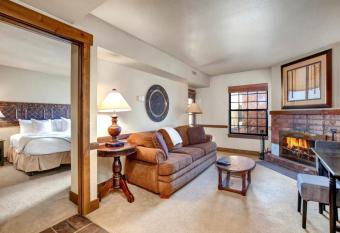 K B M Resorts- CBI-207 Upgraded 1Bd, wood fireplace, full kitchen, wifi, walk to slopes has Balcony rooms