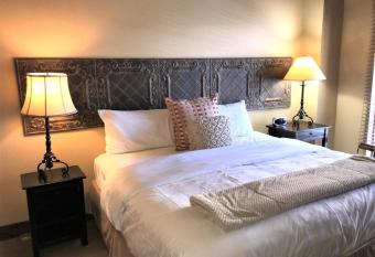 K B M Resorts- CBI-307 Upgraded 1Bd, wood fireplace, full kitchen, wifi, walk to slopes has Balcony rooms