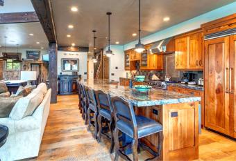 K B M Resorts- PRH-685 Penthouse 4Bd, 4Ba mountain retreat, pool table, private hot tub has Balcony rooms