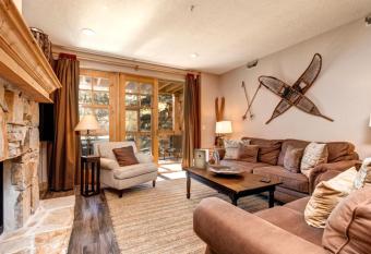 K B M Resorts- TPC-102C Remodeled 3Bd, walk to Main and Town Lift, private hot tub, AC has Balcony rooms