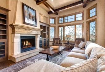 K B M Resorts- VIN-17 Remodeled 4Bd, walk to lifts, chefs kitchen, 3 fireplaces, Wi-Fi has Balcony rooms