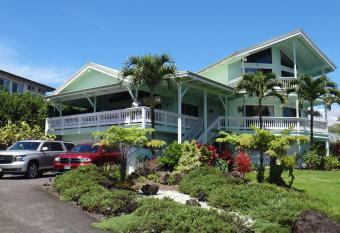 GUEST HOUSE IN HILO has rooms with a private hot tub