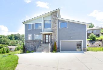 Ultra Luxurious House in the heart of Asheville with PRIVATE HOT TUB has rooms with a private hot tub