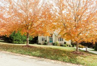 Premium WIFI! Luxurious Home in ASHEVILLE with PRIVATE Hot tub! has Balcony rooms