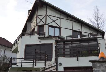 Ski & Adventure Vila has rooms with a private hot tub