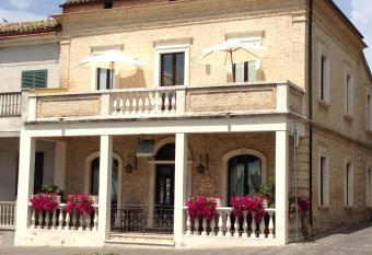 Relais Borgo sul Mare Ospitalit   diffusa has Balcony rooms