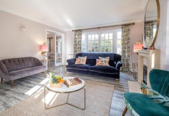 1 Sanctuary Court - Aldeburgh Coastal Cottages has Balcony rooms