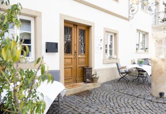 Cabinett 1876 allows 18 year olds to book a room