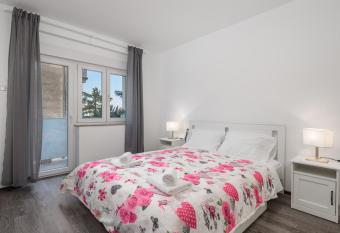 Apartment Nimar allows 18 year olds to book a room