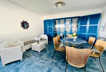 Blue House Tropea has Balcony rooms