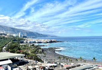 Apartamento con piscina, cerca Playa Jardin en Puerto de la Cruz allows 18 year olds to book a room