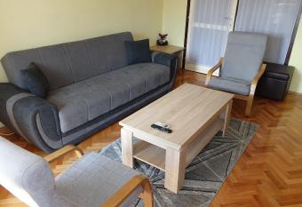 Apartman , no  enje, smje  taj, Mostar allows 18 year olds to book a room