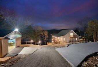 It's 5 O'clock Somewhere has Balcony rooms