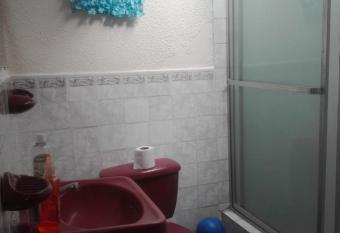 Huellas Hostal Antigua has rooms with a private hot tub