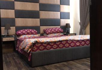 ALI Luxury & Executive Villas & Suites Near Eiffel Tower - Bahria Town - For families , married people & business people has Balcony rooms